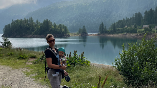 Parcheggio Devero, Crampiolo, Lago di Devero Apassodimamma con bimbo in Marsupio